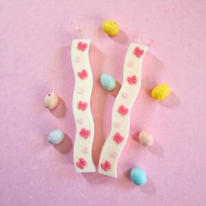 Λαμπάδα αρωματική κυματιστή με ροζ φιόγκους & καρδιές