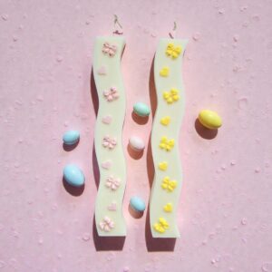 Λαμπάδα αρωματική κυματιστή με φιόγκους & καρδιές, ζωγραφισμένη στο χέρι