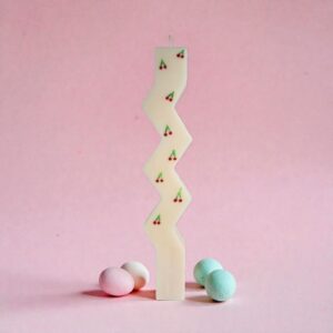 Λαμπάδα αρωματική ζικ-ζακ με Κερασάκια